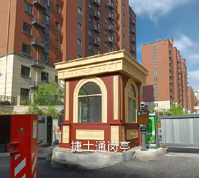 前方什么這么晃眼？哎呦，竟然是新型亮眼的保安亭