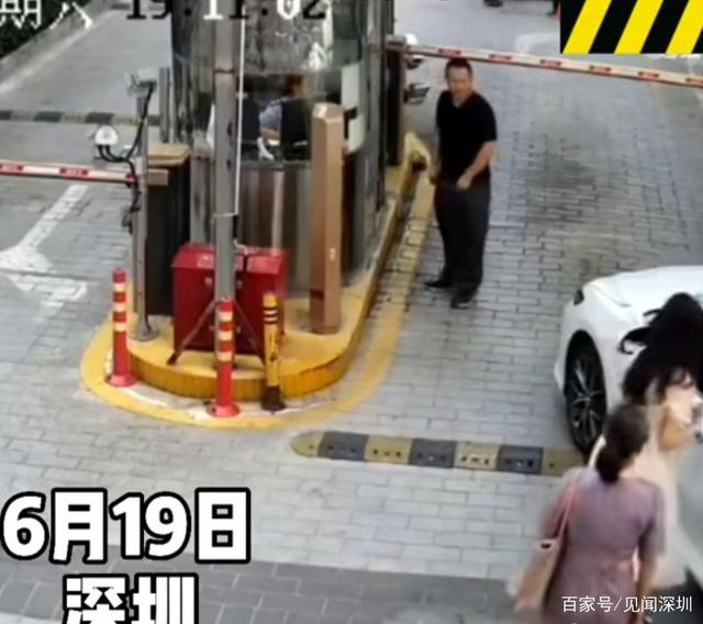 又是油門當(dāng)剎車，深圳女司機剛啟動就撞翻崗?fù)?，女保安員骨折受傷
