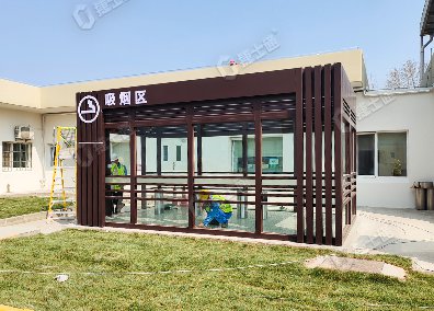 捷士通設計和生產(chǎn)的吸煙亭適用于工廠(chǎng)內部，為員工提供一個(gè)方便的吸煙場(chǎng)所