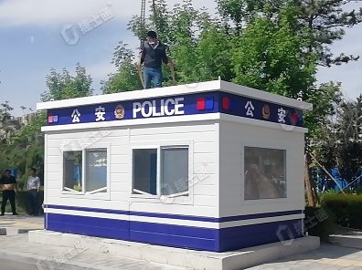 捷士通生產(chǎn)的公園治安崗亭是專(zhuān)為繁華公園設計的，旨在提供一個(gè)安全、便捷的